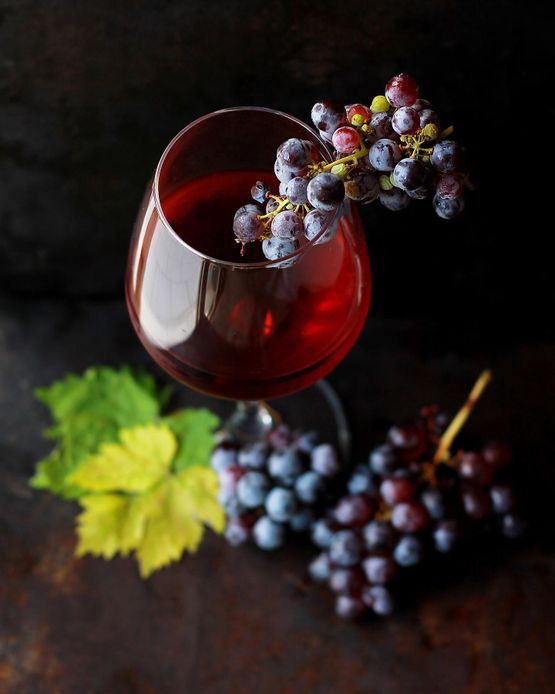 copa de vino con uvas