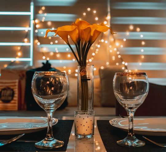 copas vacias en mesa romantica